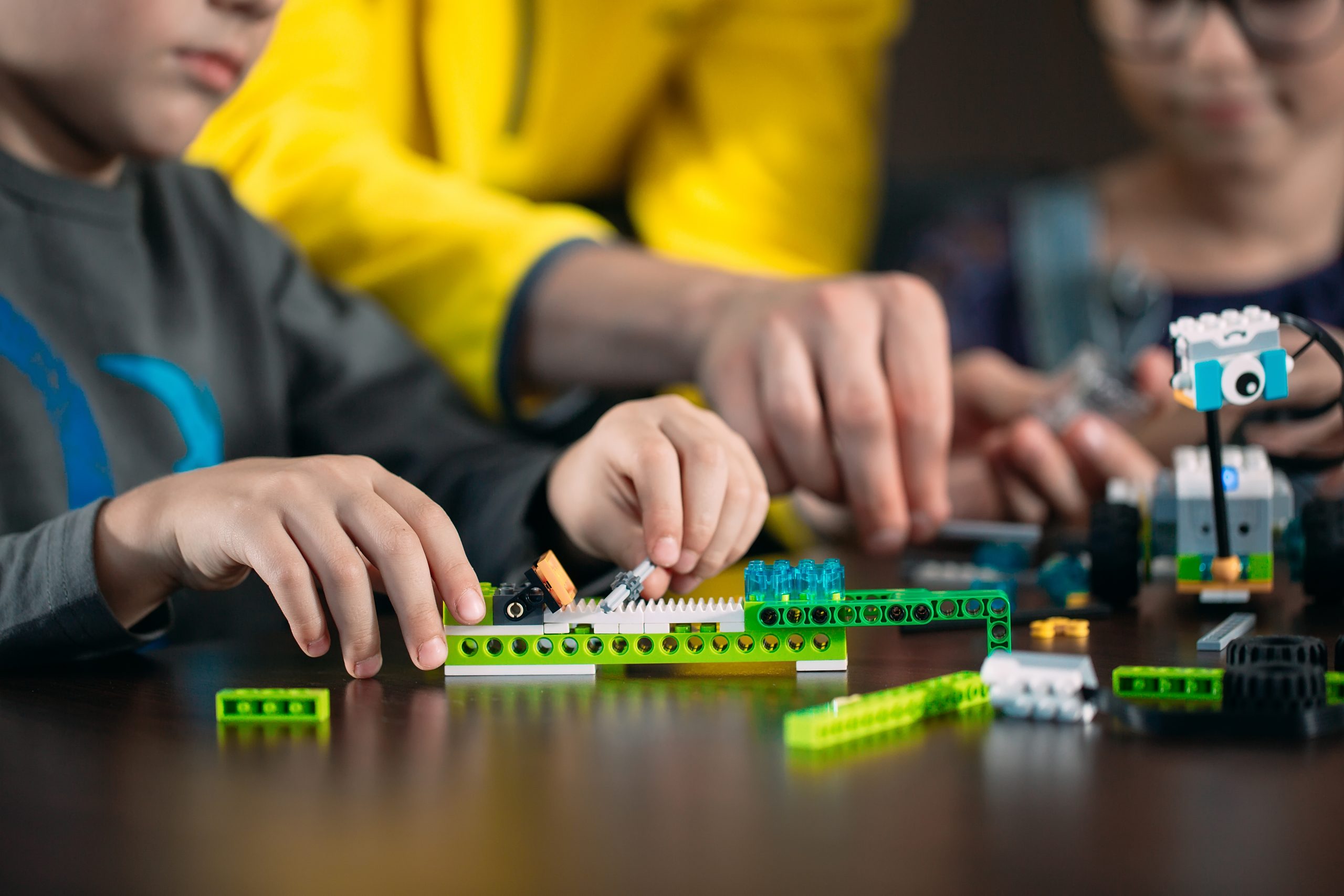 Kids creating robots with teacher.